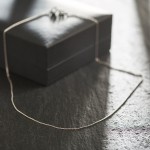 Goldkette als Ankerkette flach in Weißgold 585 / 14K, 70 cm lang, 0,8 mm breit, Gewicht ca. 1.8 g.