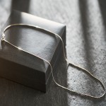 Goldkette als Schlangenkette diamantiert in Weißgold 585 / 14K, 70 cm lang, 0,8 mm breit, Gewicht ca. 4.8 g.