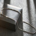 Goldkette als Schlangenkette diamantiert in Weißgold 333 / 8K, 42 cm lang, 0,8 mm breit, Gewicht ca. 2.3 g.