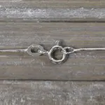 Goldkette als Schlangenkette diamantiert in Weißgold 375 / 9K, 55 cm lang, 0,8 mm breit, Gewicht ca. 3.4 g.