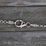 Goldkette als Venezianerkette rund geschlagen in Weißgold 375 / 9K, 55 cm lang, 2 mm breit, Gewicht ca. 11.6 g.