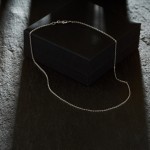 Goldkette als Ankerkette diamantiert in Weißgold 750 / 18K, 42 cm lang, 1,3 mm breit, Gewicht ca. 3.2 g.