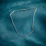 Goldkette als Ankerkette diamantiert in Weißgold 750 / 18K, 42 cm lang, 1,3 mm breit, Gewicht ca. 3.2 g.