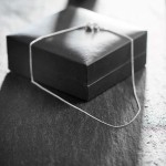 Goldkette als Panzerkette flach in Weißgold 375 / 9K, 55 cm lang, 1,1 mm breit, Gewicht ca. 2.1 g.