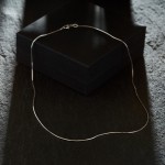 Goldkette als Schlangenkette diamantiert in Weißgold 750 / 18K, 38 cm lang, 0,9 mm breit, Gewicht ca. 4.3 g.