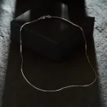 Goldkette als Schlangenkette diamantiert in Weißgold 750 / 18K, 40 cm lang, 0,9 mm breit, Gewicht ca. 4.5 g.