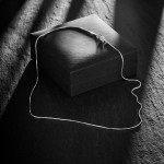 Goldkette als Schlangenkette diamantiert in Weißgold 585 / 14K, 34 cm lang, 0,9 mm breit, Gewicht ca. 3.3 g.