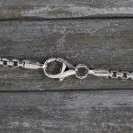 Goldkette als Venezianerkette rund geschlagen in Weißgold 750 / 18K, 36 cm lang, 2 mm breit, Gewicht ca. 9.3 g.