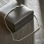 Goldkette als Ankerkette rund Weißgold 333 / 8K, 42 cm lang, 1,5 mm breit, Gewicht ca. 2.6 g.