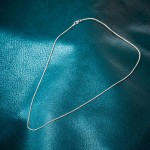 Goldkette als Zopfkette in Weißgold 333 / 8K, 40 cm lang, 1,3 mm breit, Gewicht ca. 2.5 g.