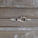 Goldkette als Schlangenkette in Weißgold 585 / 14K, 38 cm lang, 1,2 mm breit, Gewicht ca. 3.9 g.