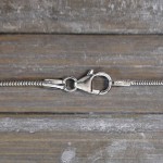 Goldkette als Schlangenkette in Weißgold 585 / 14K, 36 cm lang, 1,2 mm breit, Gewicht ca. 3.8 g.