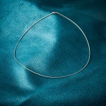 Goldkette als Tondakette in Weißgold 333 / 8K, 50 cm lang, 1 mm breit, Gewicht ca. 4 g.