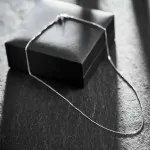 Goldkette als Venezianerkette in Weißgold 333 / 8K, 42 cm lang, 0,7 mm breit, Gewicht ca. 1.5 g.