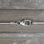 Goldkette als Schlangenkette in Weißgold 585 / 14K, 34 cm lang, 1,6 mm breit, Gewicht ca. 4.8 g.