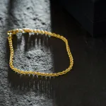 Armband als Zopfkette in Gelbgold 585 / 14 K, 20 cm lang, 2,5mm breit, Gewicht ca. 5 g.