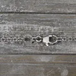 Goldkette als Ankerkette rund in Weißgold 333 / 8 Karat, 36 cm lang, 2 mm breit, Gewicht ca. 4 g.