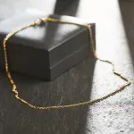 Goldkette als Panzerstegkette Bicolor in Gelbgold / Weißgold 333 / 8K, 55 cm lang, 2,5 mm breit, Gewicht ca. 5.3 g.