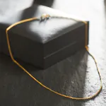 Goldkette als Ankerkette flach in Gelbgold 333 / 8 Karat, 80 cm lang, 1.2 mm breit, Gewicht ca. 2,7 g.