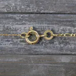 Goldkette als Figarokette diamantiert in Gelbgold 333 / 8K, 70 cm lang, 1,5 mm breit, Gewicht ca. 3.1 g.