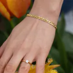 Armband als Zwillingspanzerkette in Gelbgold 375 / 9 Karat, 19 cm lang, 4.8 mm breit, Gewicht ca. 3 g.