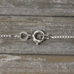 Goldkette als Venezianerkette in Weißgold 333 / 8K, 45 cm lang, 0,9 mm breit, Gewicht ca. 2.7 g.