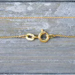 Goldkette als Ankerkette rund in Gelbgold 585 / 14K, 55 cm lang, 0,8 mm breit, Gewicht ca. 1.2 g.
