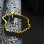 Armband als Panzerkette flach in Gelbgold 585 / 14K, 18,5 cm lang, 3,4 mm breit, Gewicht ca. 5.8 g.