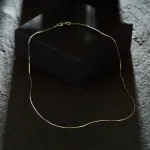 Goldkette als Schlangenkette diamantiert in Weißgold 750 / 18K, 40 cm lang, 0,9 mm breit, Gewicht ca. 4.5 g.