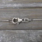 Goldkette als Schlangenkette in Weißgold 585 / 14K, 40 cm lang, 0,9 mm breit, Gewicht ca. 3.8 g.