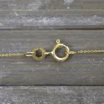 Goldkette als Ankerkette flach in Gelbgold 333 / 8 Karat, 40 cm lang, 0.8 mm breit, Gewicht ca. 0,7 g.