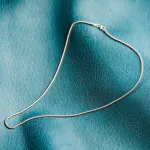 Goldkette als Schlangenkette in Weißgold 333 / 8K, 40 cm lang, 1,6 mm breit, Gewicht ca. 4.3 g.