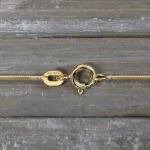 Goldkette als Schlangenkette in Gelbgold 585 / 14K, 40 cm lang, 1,1 mm breit, Gewicht ca. 4.3 g.