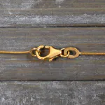Goldkette als Schlangenkette in Gelbgold 750 / 18K, 42 cm lang, 0,8 mm breit, Gewicht ca. 2.8 g.