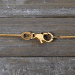 Goldkette als Schlangenkette in Gelbgold 750 / 18K, 50 cm lang, 0,9 mm breit, Gewicht ca. 4.8 g.