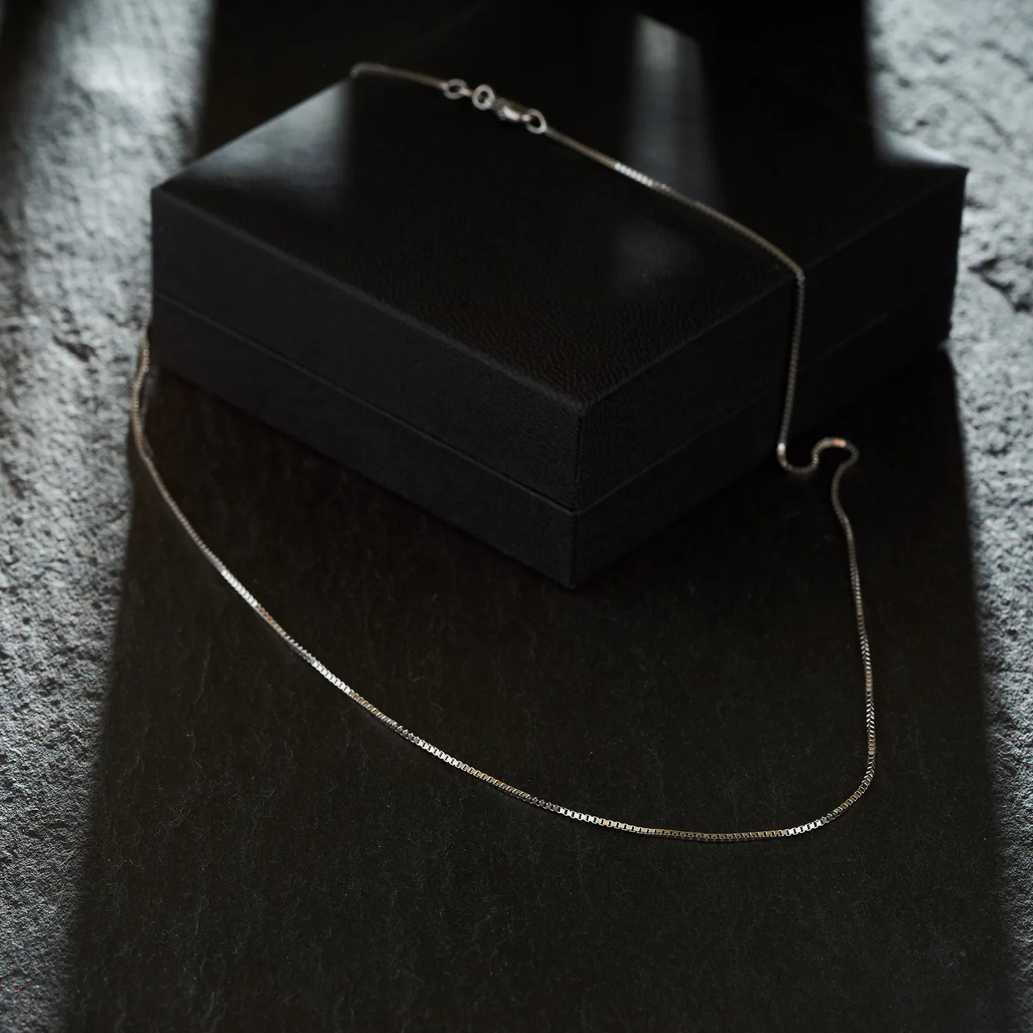 Goldkette als Venezianerkette in Weißgold 750 / 18K, 50 cm lang, 0,9 mm breit, Gewicht ca. 4 g.
