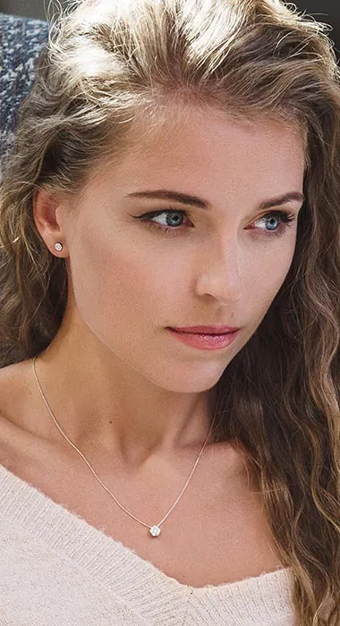 Diamantanh&auml;nger aus Wei&szlig;gold &ndash; Frau tr&auml;gt eleganten Diamantanh&auml;nger