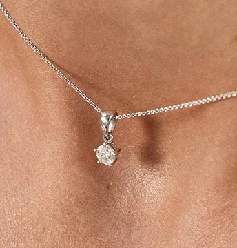 Diamantanh&auml;nger aus Wei&szlig;gold &ndash; Nahaufnahme des Diamanten am Hals