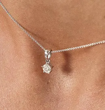 Diamantanh&auml;nger aus Wei&szlig;gold &ndash; Nahaufnahme des Diamanten am Hals