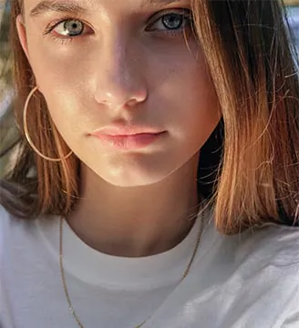 Creolen f&uuml;r Damen &ndash; Frau frontal mit gro&szlig;en goldenen Creolen