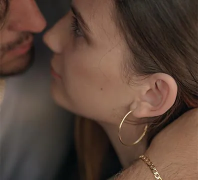 Creolen f&uuml;r Damen &ndash; Nahaufnahme der goldenen Creolen am Ohr