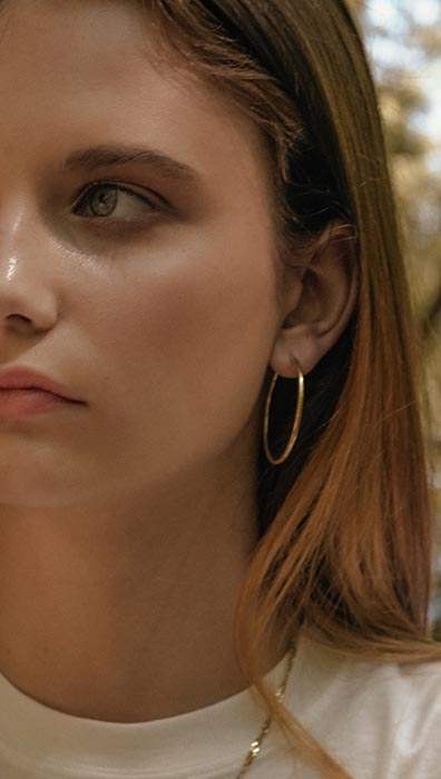 Creolen f&uuml;r Damen &ndash; seitliches Portrait mit goldenen Creolen