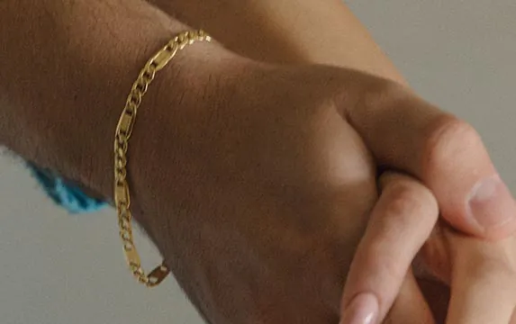 Goldenes Armband f&uuml;r Herren &ndash; Fantasieketten-Armband aus Gelbgold 333 am Handgelenk