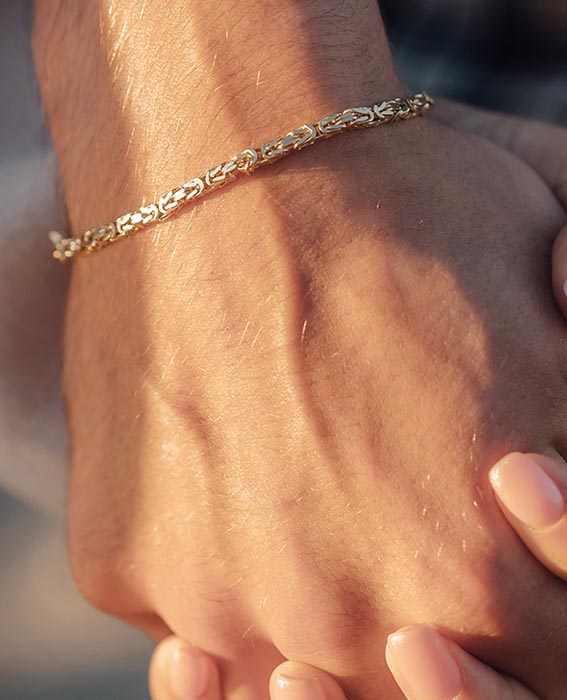 Goldenes Armband f&uuml;r Herren &ndash; K&ouml;nigsketten-Armband aus Gelbgold 333 in Nahaufnahme