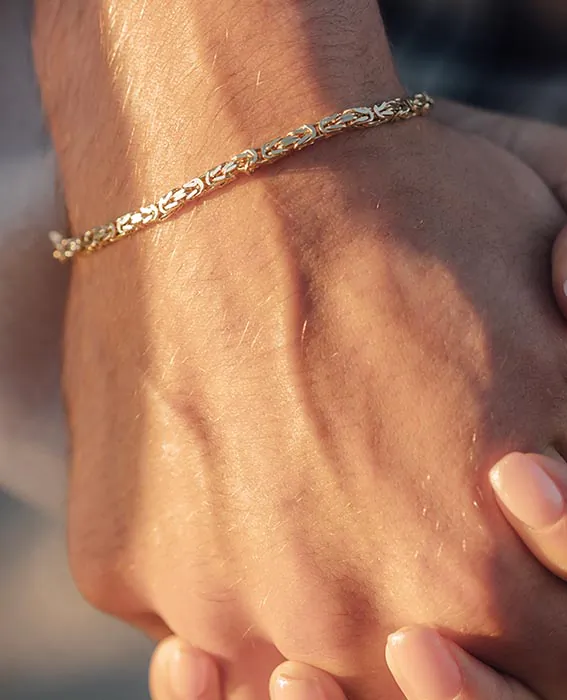 Goldenes Armband f&uuml;r Herren &ndash; K&ouml;nigsketten-Armband aus Gelbgold 333 in Nahaufnahme