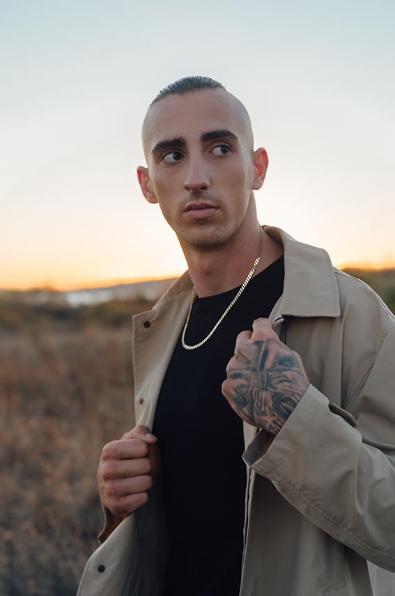 Goldkette f&uuml;r Herren &ndash; facettierte Panzerkette aus Gelbgold 585 getragen von einem Mann