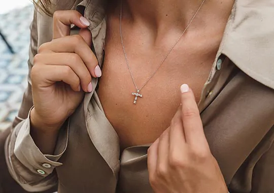 Detailaufnahme einer Goldkette mit Diamantanh&auml;nger &ndash; Wei&szlig;gold 585, klassische Kreuzfassung