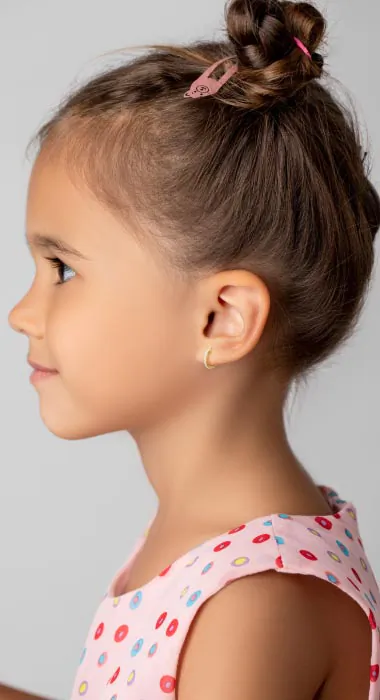 Creolen f&uuml;r Kinder &ndash; M&auml;dchen tr&auml;gt kleine goldene Creolen mit Diamanten