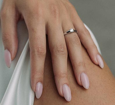 Verlobungsring mit Diamant &ndash; elegante Hand mit Solit&auml;rring aus Wei&szlig;gold